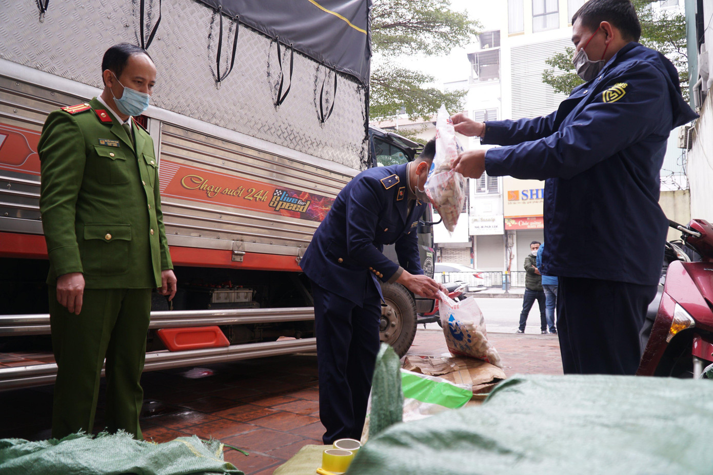 Lực lượng chức năng kiểm tra chiếc xe tải. Lực lượng chức năng kiểm tra chiếc xe tải.