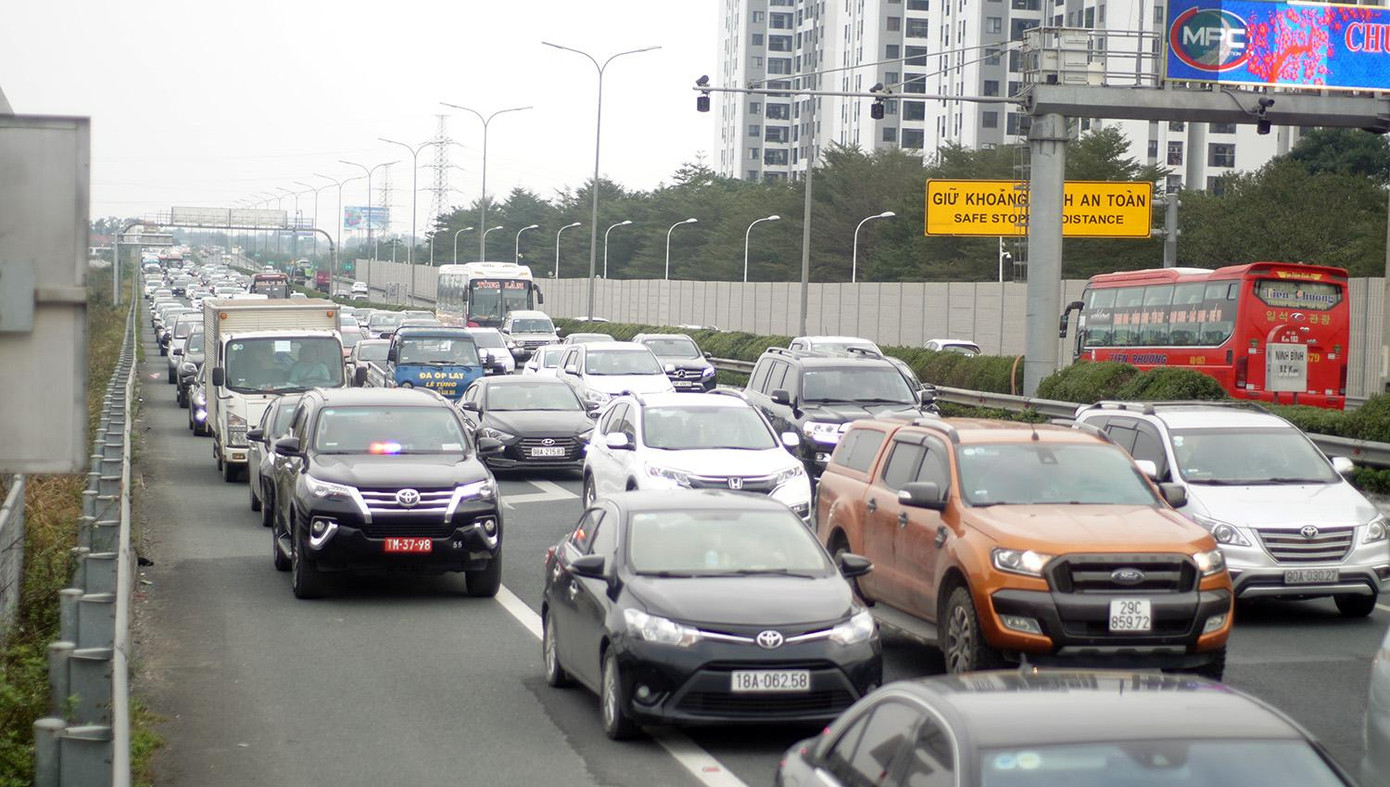 Ô tô đi thành 5-6 hàng với tốc độ rất chậm. Ở chiều ngược lại, các phương tiện lưu thông bình thường.