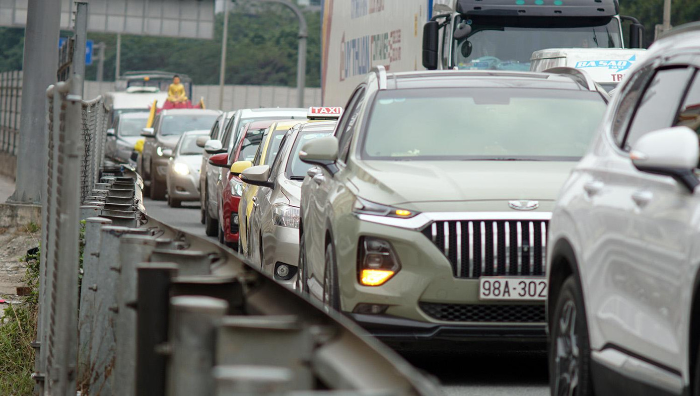 Tại khu vực Pháp Vân - Tứ Hiệp (Thanh Trì, Hà Nội) ùn tắc kéo dài hơn 2km.