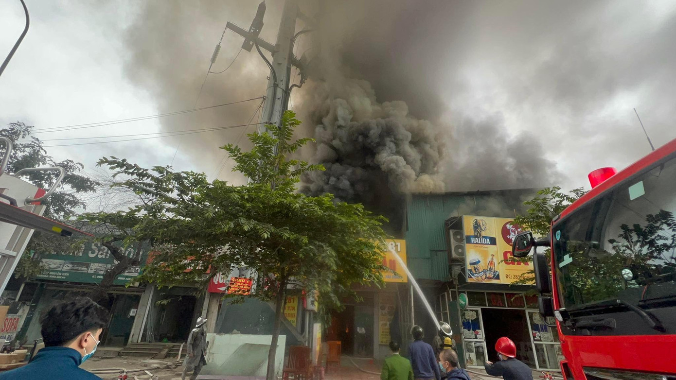 Lửa lan ra nhiều cửa hàng xung quanh.