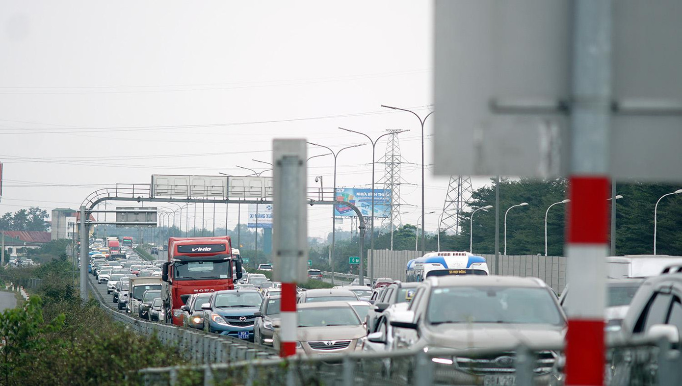 Lượng phương tiện tăng cao vào chiều 4/2, trên cao tốc Pháp Vân - Cầu Giẽ hướng ra đường vành đai 3 trên cao vào trung tâm thành phố Hà Nội.