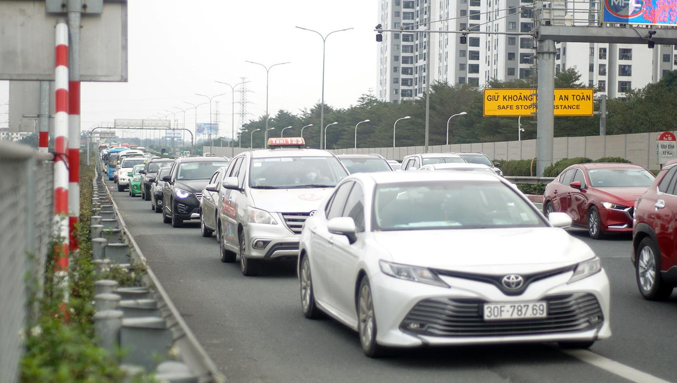 Giao thông tăng cao vào những ngày cuối kỳ nghỉ Tết. Giao thông tăng cao vào những ngày cuối kỳ nghỉ Tết.