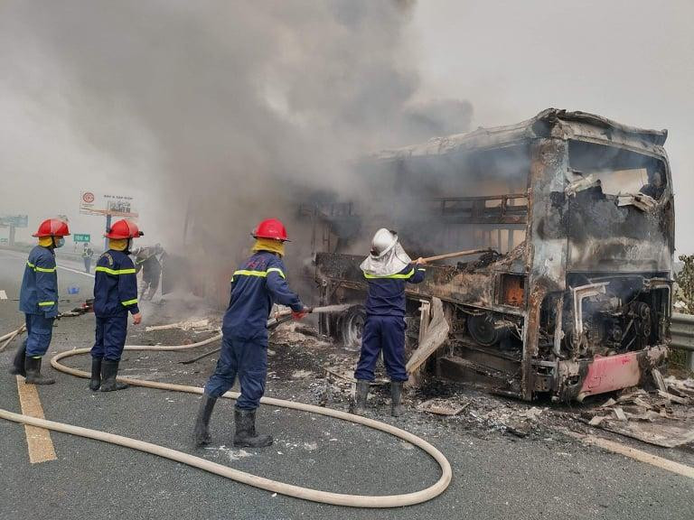 Lực lượng chữa cháy có mặt tại hiện trường.