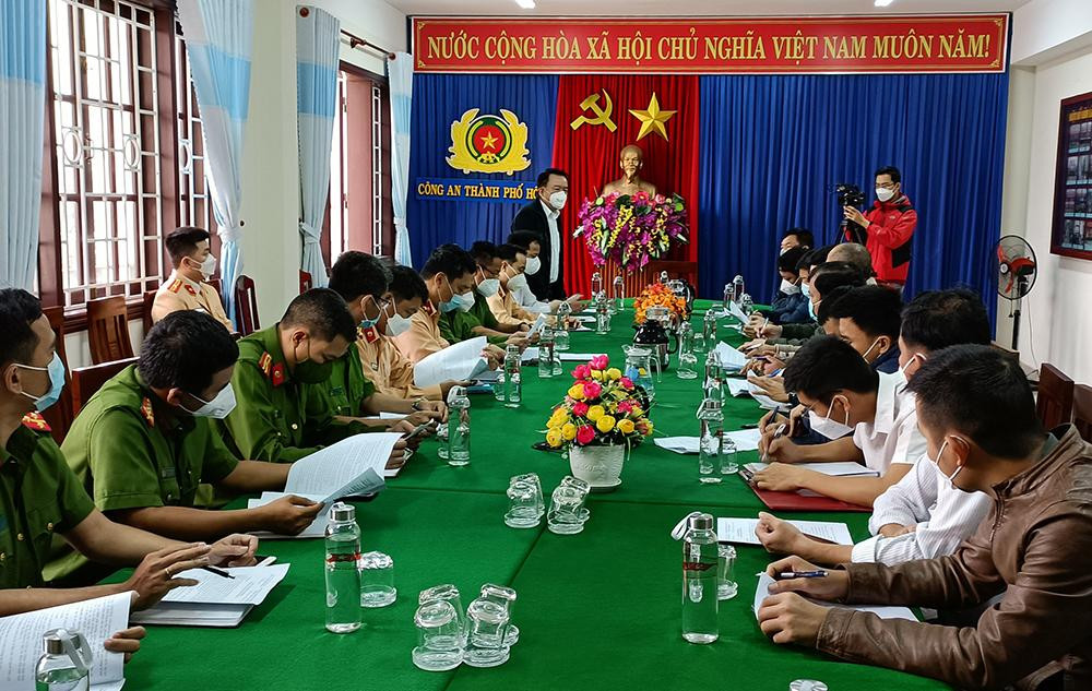 Đại diện Cục CSGT làm việc với Công an Quảng Nam về công tác điều tra, giải quyết vụ tai nạn.