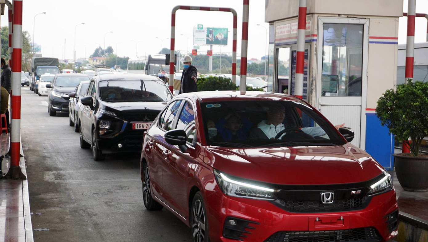 Hơn 10 làn thu phí đều trong tình trạng quá tải. Nhiều làn được CSGT điều tiết ra lối đường gom vào trung tâm thành phố để tránh ùn tắc tại khu vực nút giao đường vành đai 3.