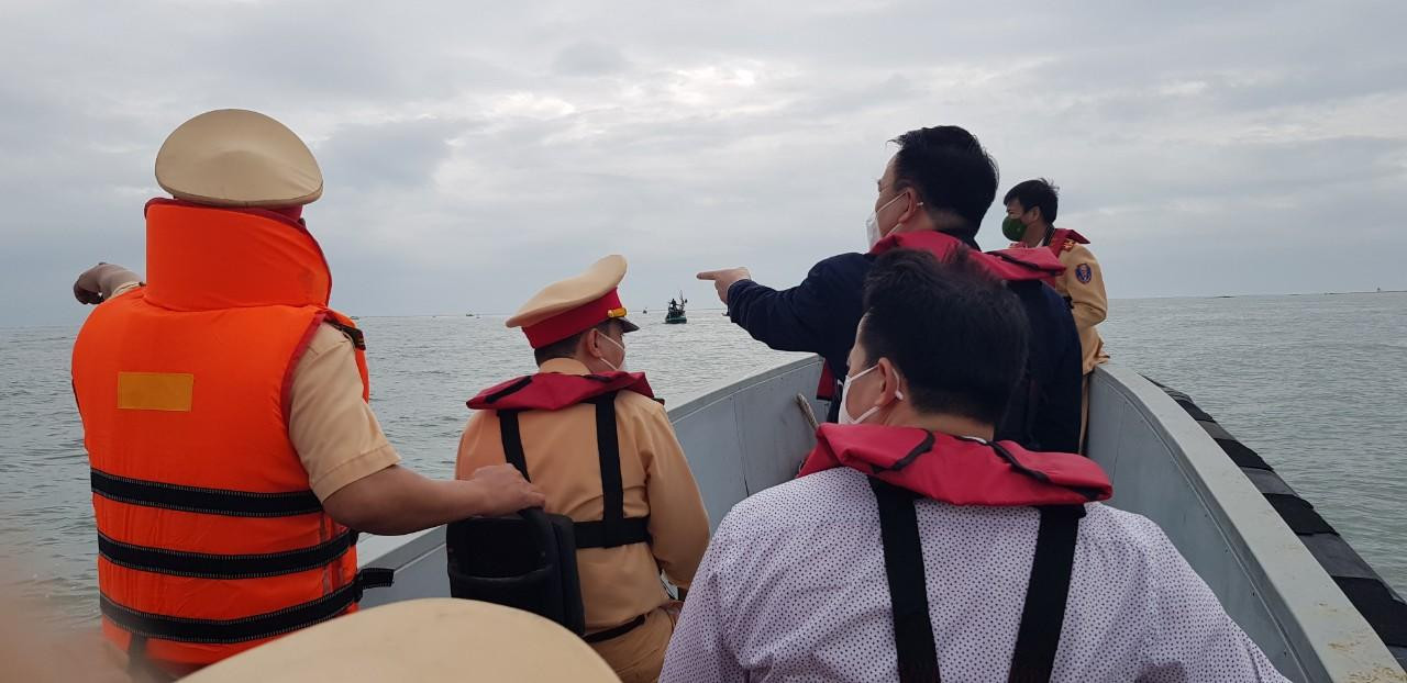 Lực lượng CSGT tìm kiếm nạn nhân mất tích.