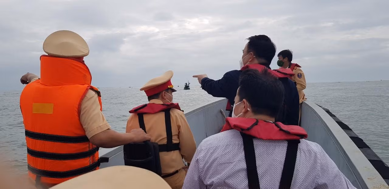 Lực lượng CSGT tìm kiếm nạn nhân mất tích.