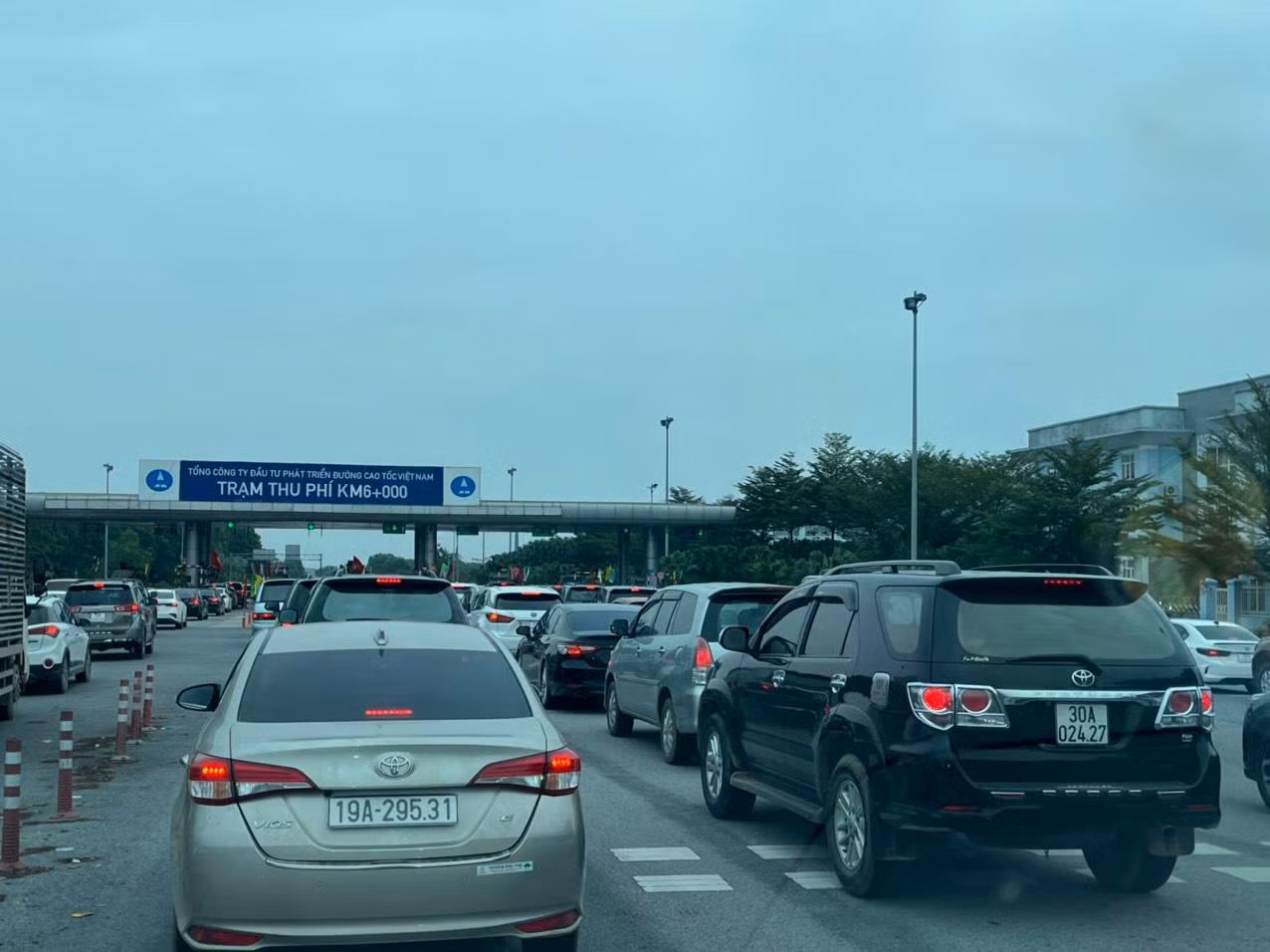 Trạm thu phí cao tốc Nội Bài - Lào Cai ùn dài.
