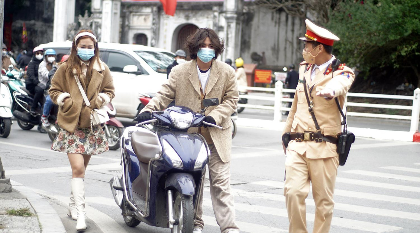 Lực lượng CSGT Hà Nội ra quân đảm bảo trật tự an toàn giao thông ngày Tết và nhắc nhở nhiều trường hợp người tham gia giao thông không đội mũ bảo hiểm.