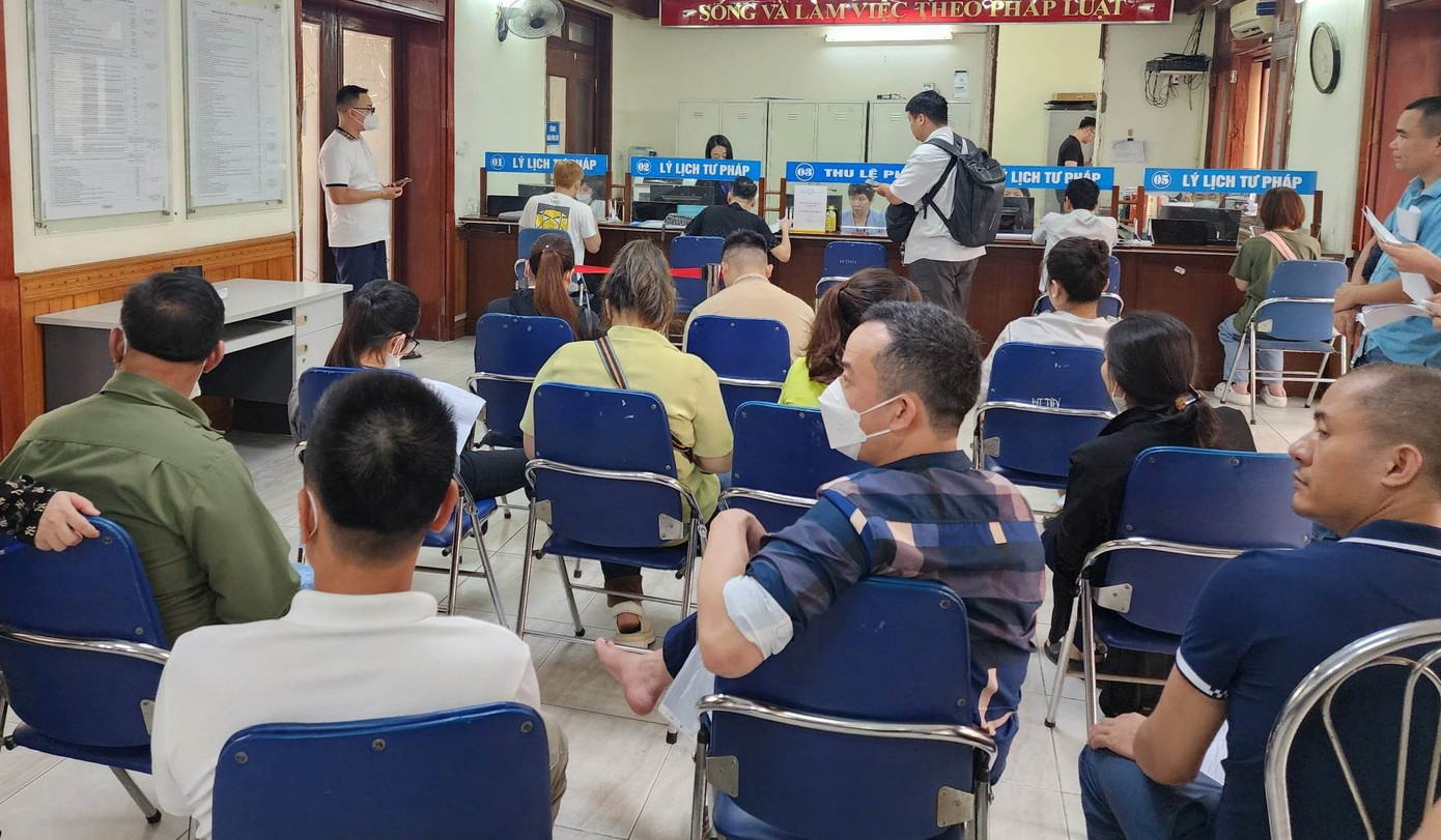 Công dân chờ làm lý lịch tư pháp tại Sở Tư pháp Hà Nội ngày 6/4