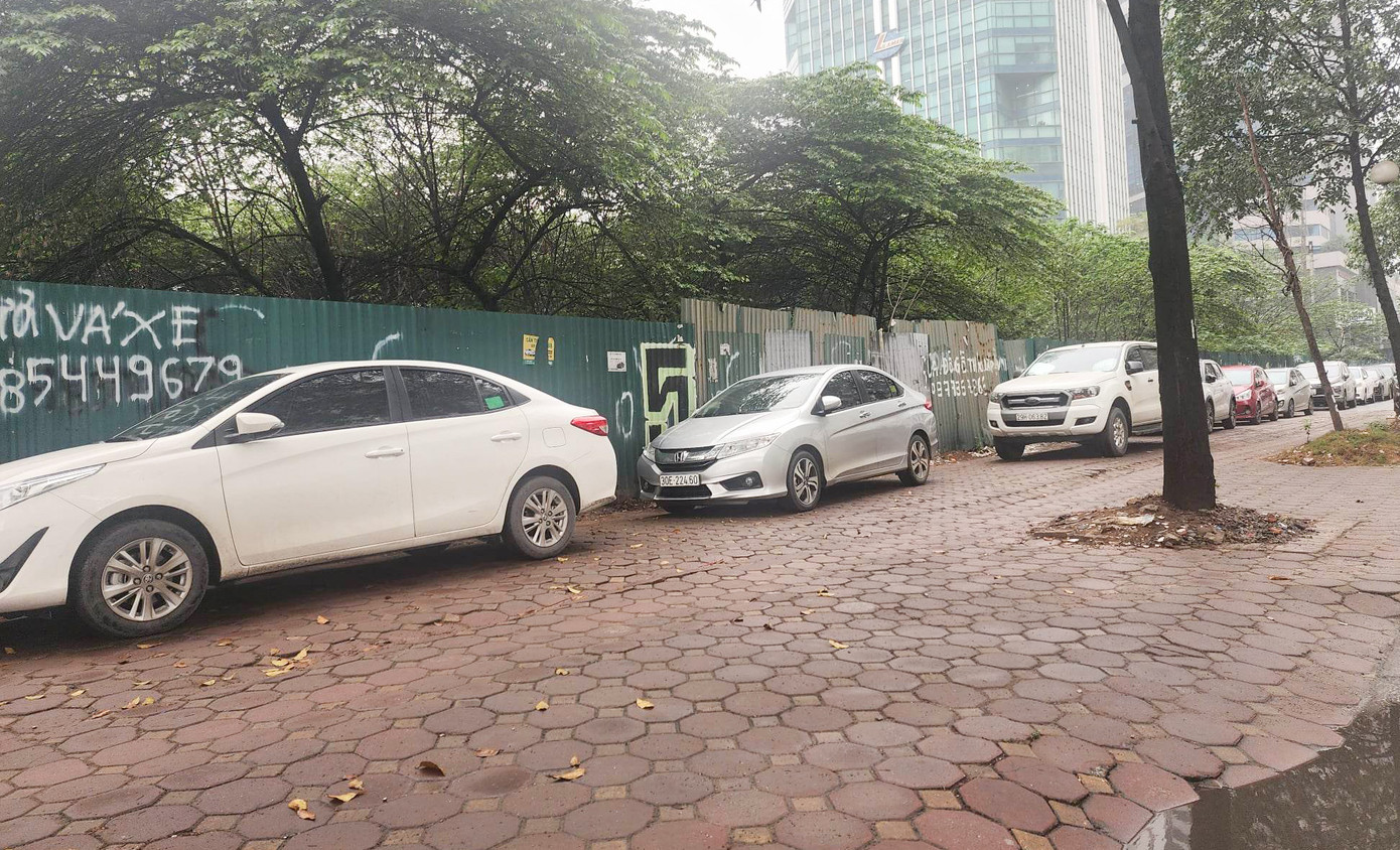 Xe ô tô đỗ trên vỉa hè trên đường Tố Hữu Xe ô tô đỗ trên vỉa hè trên đường Tố Hữu