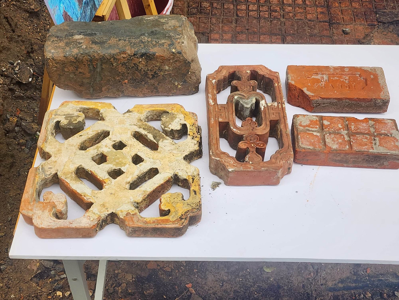 Gạch được trưng bày tại biệt thự 49 Trần Hưng Đạo Gạch được trưng bày tại biệt thự 49 Trần Hưng Đạo