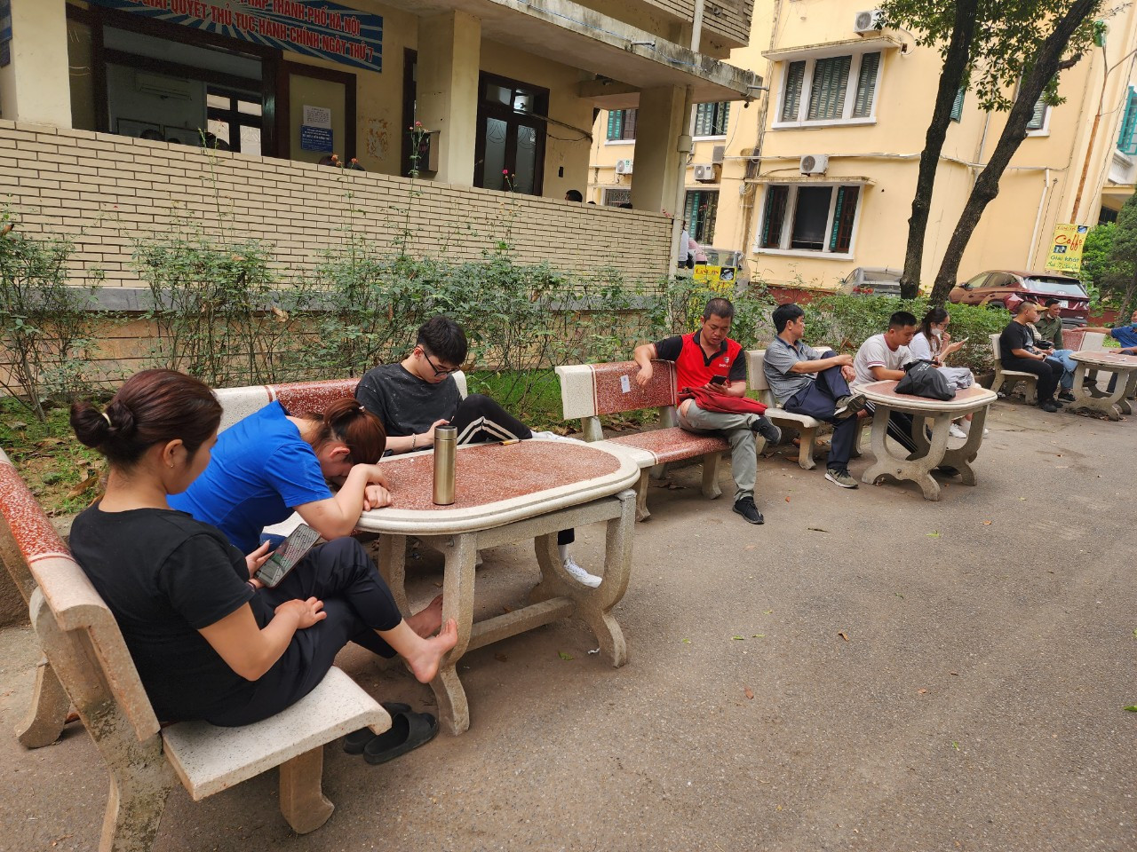 Người dân "vạ vật" chờ đến lượt làm thủ tục cấp Phiếu lý lịch tư pháp tại Sở Tư pháp Hà Nội