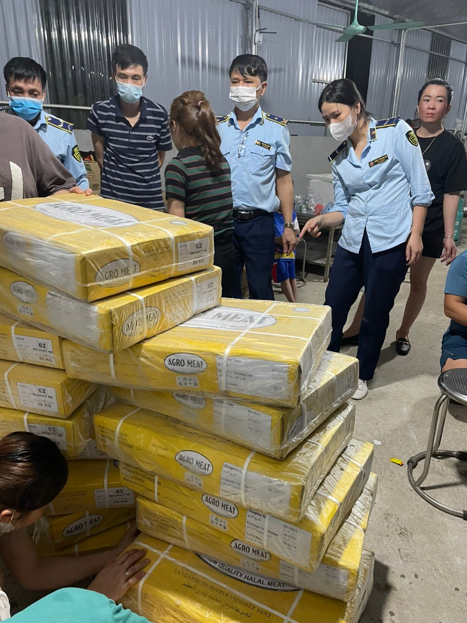Đội QLTT số 20 phối hợp với Công an huyện và Phòng Y tế huyện Đan Phượng kiểm tra tại một cơ sở kinh doanh thực phẩm Đội QLTT số 20 phối hợp với Công an huyện và Phòng Y tế huyện Đan Phượng kiểm tra tại một cơ sở kinh doanh thực phẩm