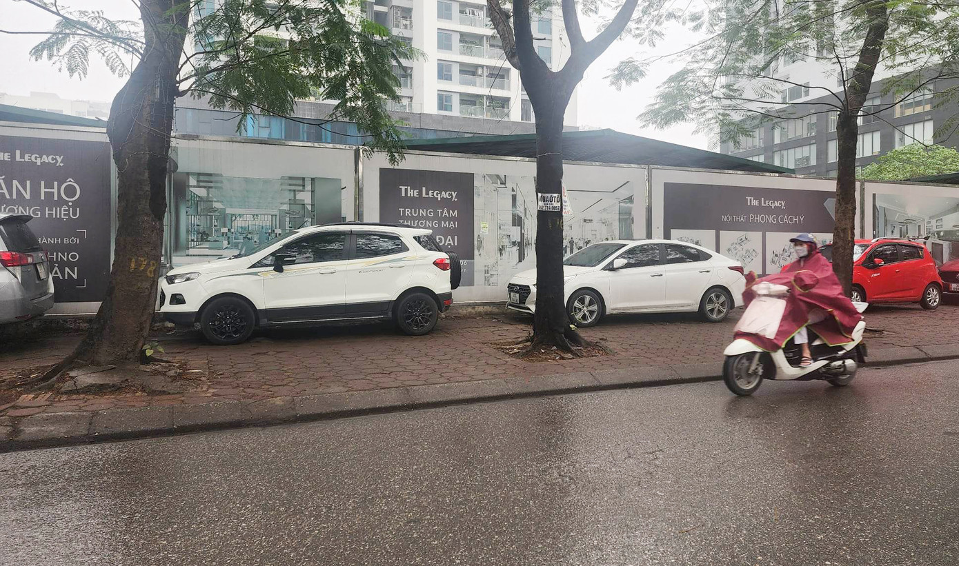 Ôtô đỗ ngăn nắp trên vỉa hè trước dự án The Legacy trên đường Ngụy Như Kom Tum.