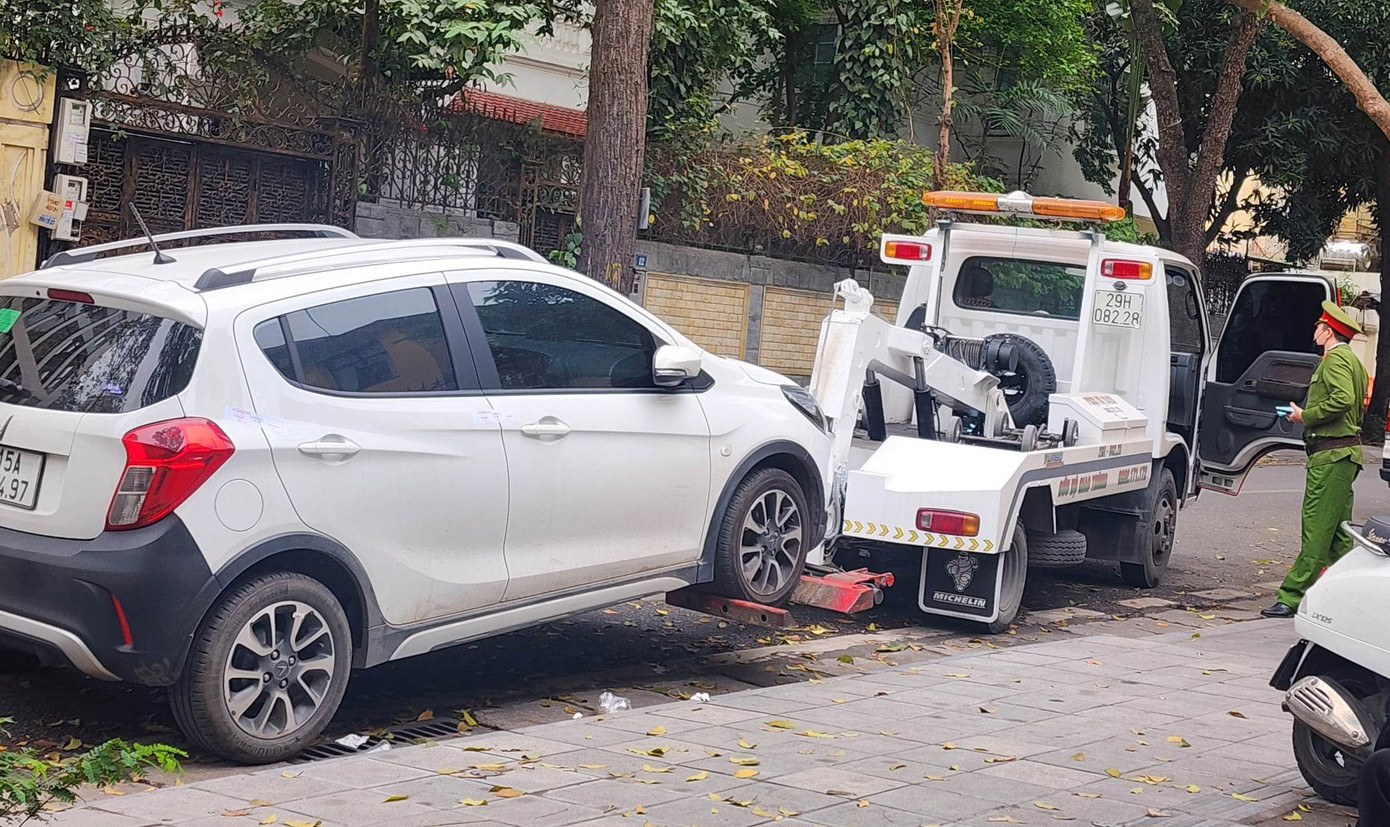 Lực lượng chức năng phường Phạm Đình Hổ (quận Hai Bà Trưng) xử lý xe đỗ dưới lòng đường có biển cấm dừng, cấm đỗ Lực lượng chức năng phường Phạm Đình Hổ (quận Hai Bà Trưng) xử lý xe đỗ dưới lòng đường có biển cấm dừng, cấm đỗ
