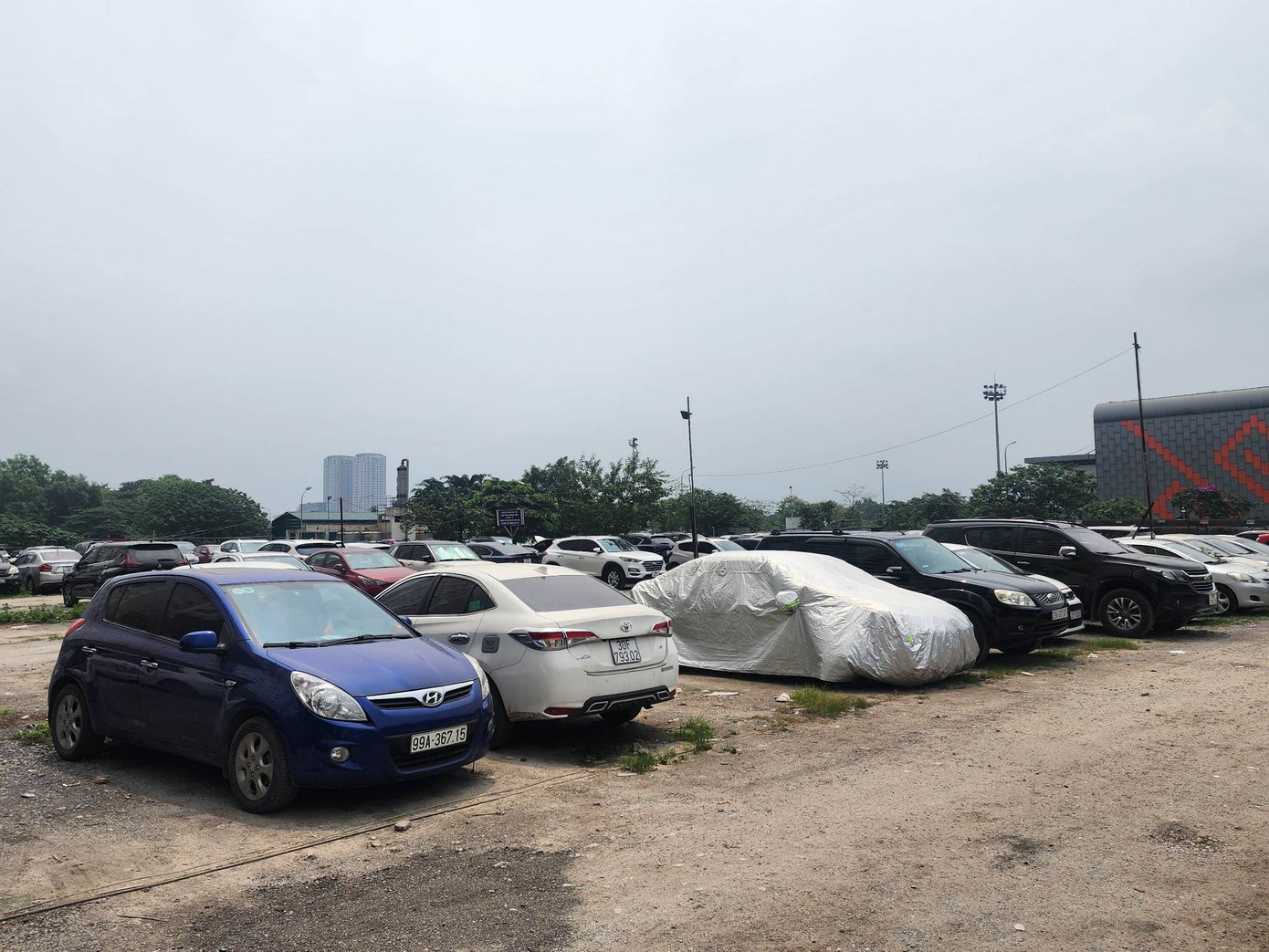 Bãi xe do ông Bùi Văn Tâm quản lý đã từng buộc phải đóng cửa, tuy nhiên do sức ép của các chủ phương tiện chính quyền đành phải mở barie cho ô tô vào bãi.