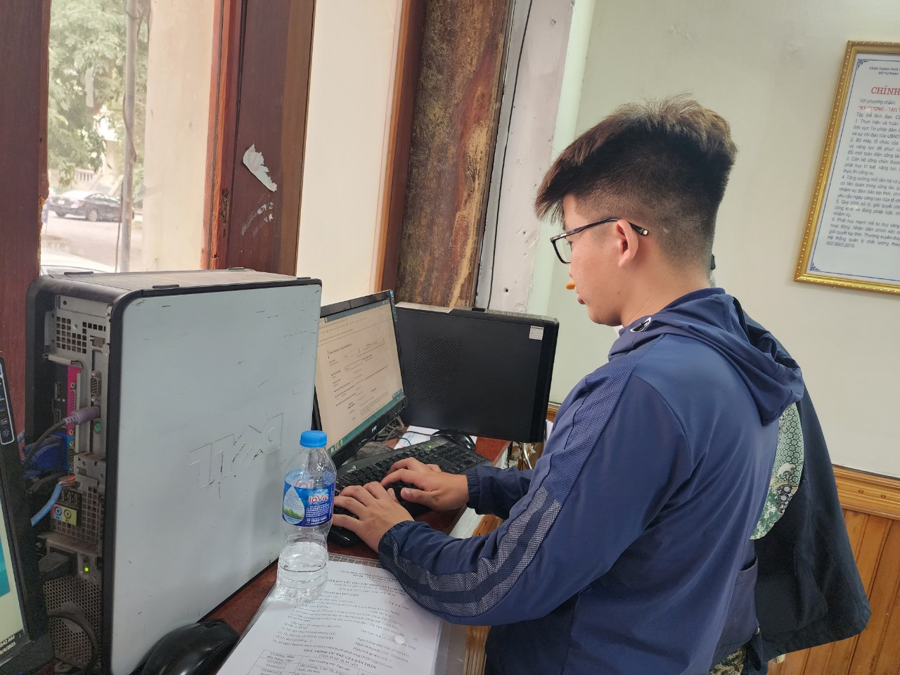 Một công dân thao tác online tại Sở Tư pháp Hà Nội.