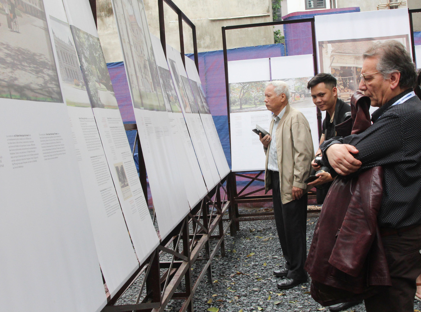 Du khách tham dự triển lãm “Hà Nội- Khởi đầu một đô thị kiểu phương Tây ở Đông Nam Á”.