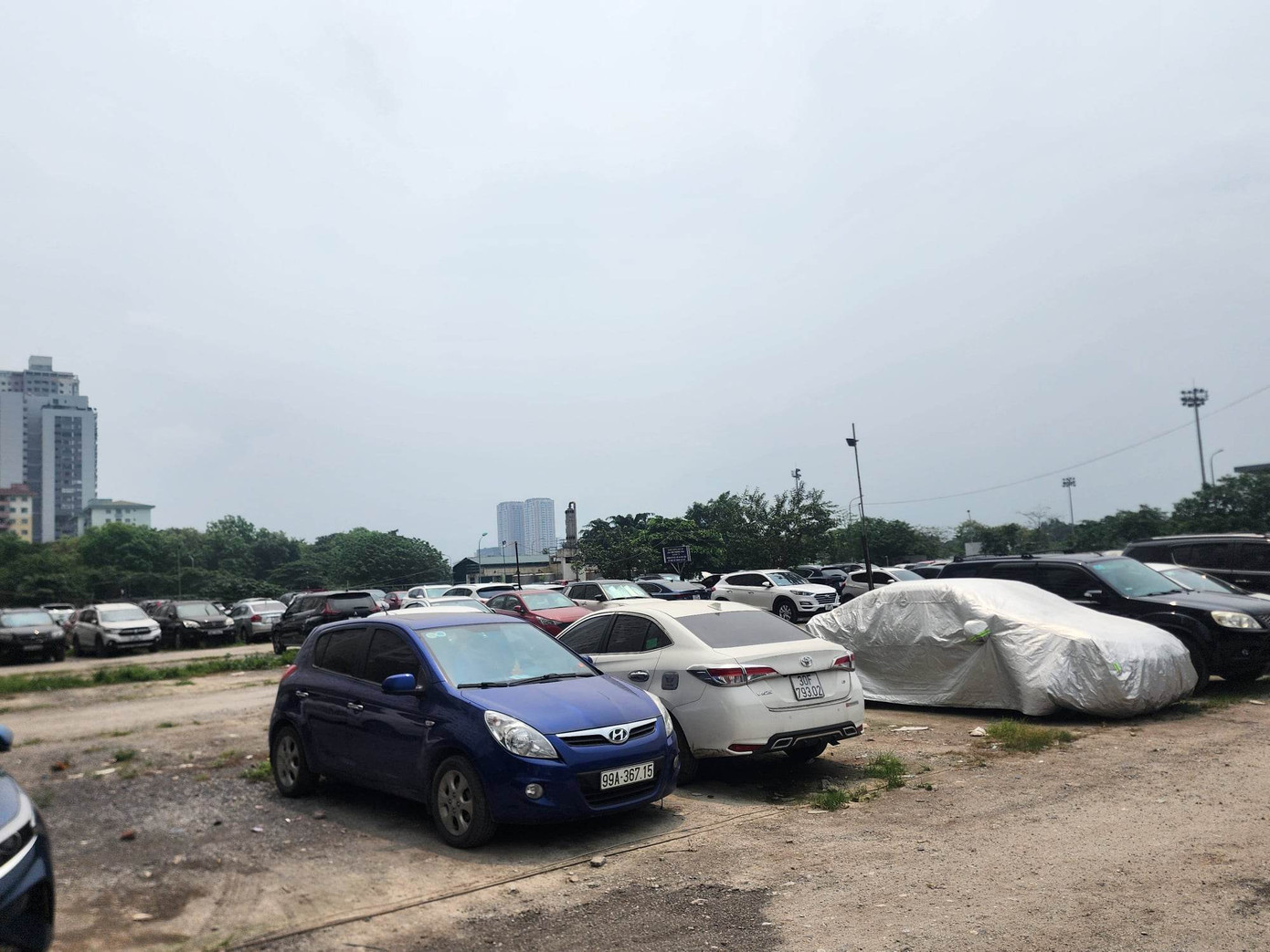 Các phương tiện được trông giữ tại bãi xe.