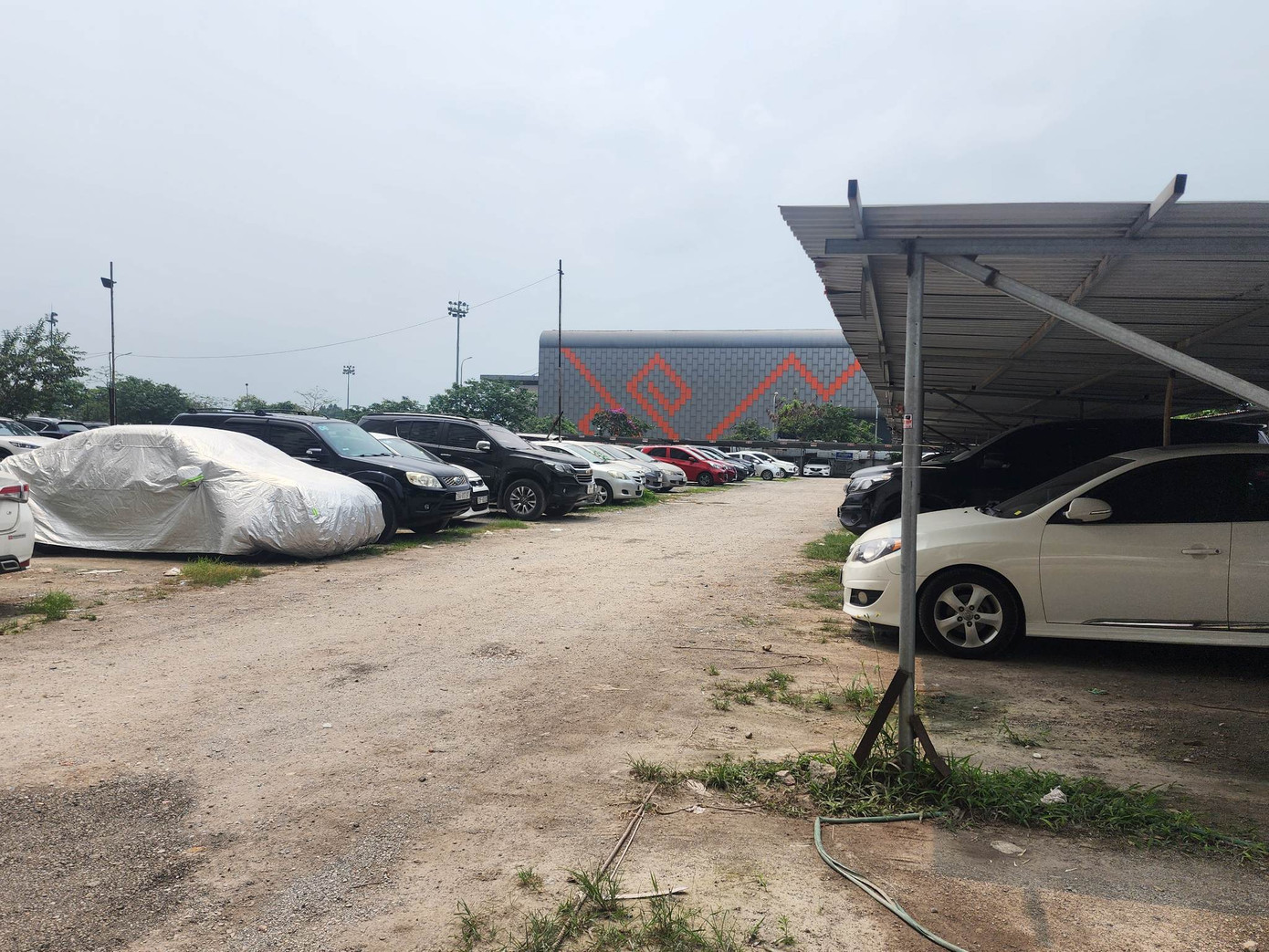 Tương tự, bãi xe lậu nằm trong ô đất CC6 do ông Bùi Văn Tâm trông coi cũng không có giấy phép do cơ quan chức năng cấp.