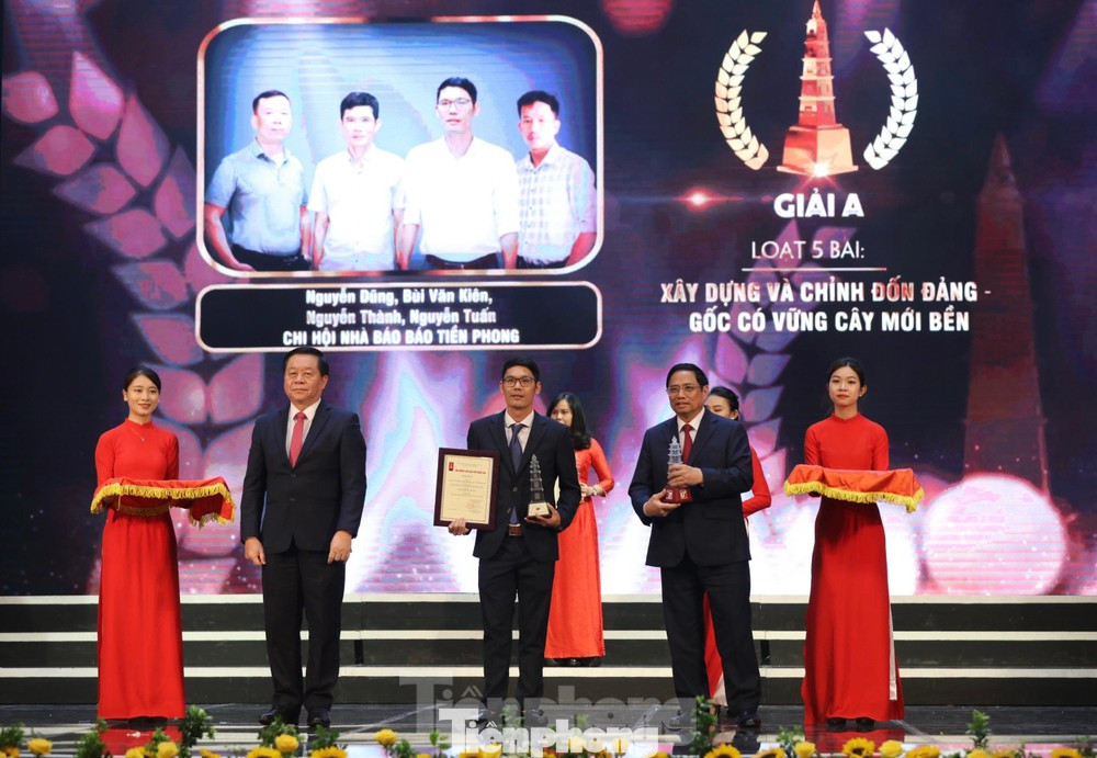 Đại diện nhóm tác giả báo Tiền Phong nhận giải A giải Báo chí Quốc gia lần thứ 16 năm 2021. (Ảnh: Như Ý)