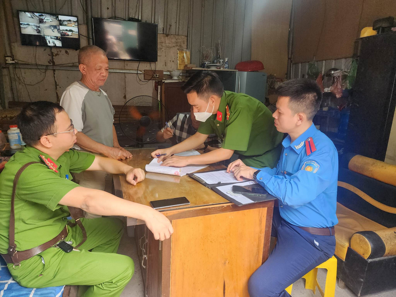 Đoàn liên ngành lập biên bản vi phạm hành chính đối với ông Nguyễn Văn Hán.