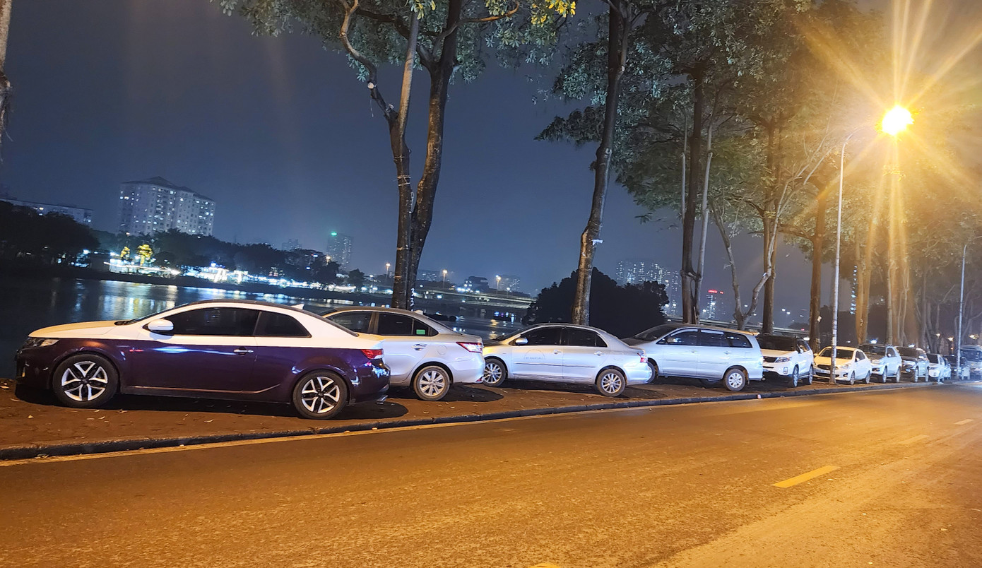 Vỉa hè dọc hồ Linh Đàm (đối diện tòa HH2A) buổi tối xe ô tô đậu kín. Tuy nhiên, trong tuần tới, đoạn này sẽ được UBND phường cắm cọc, kẻ vạch.