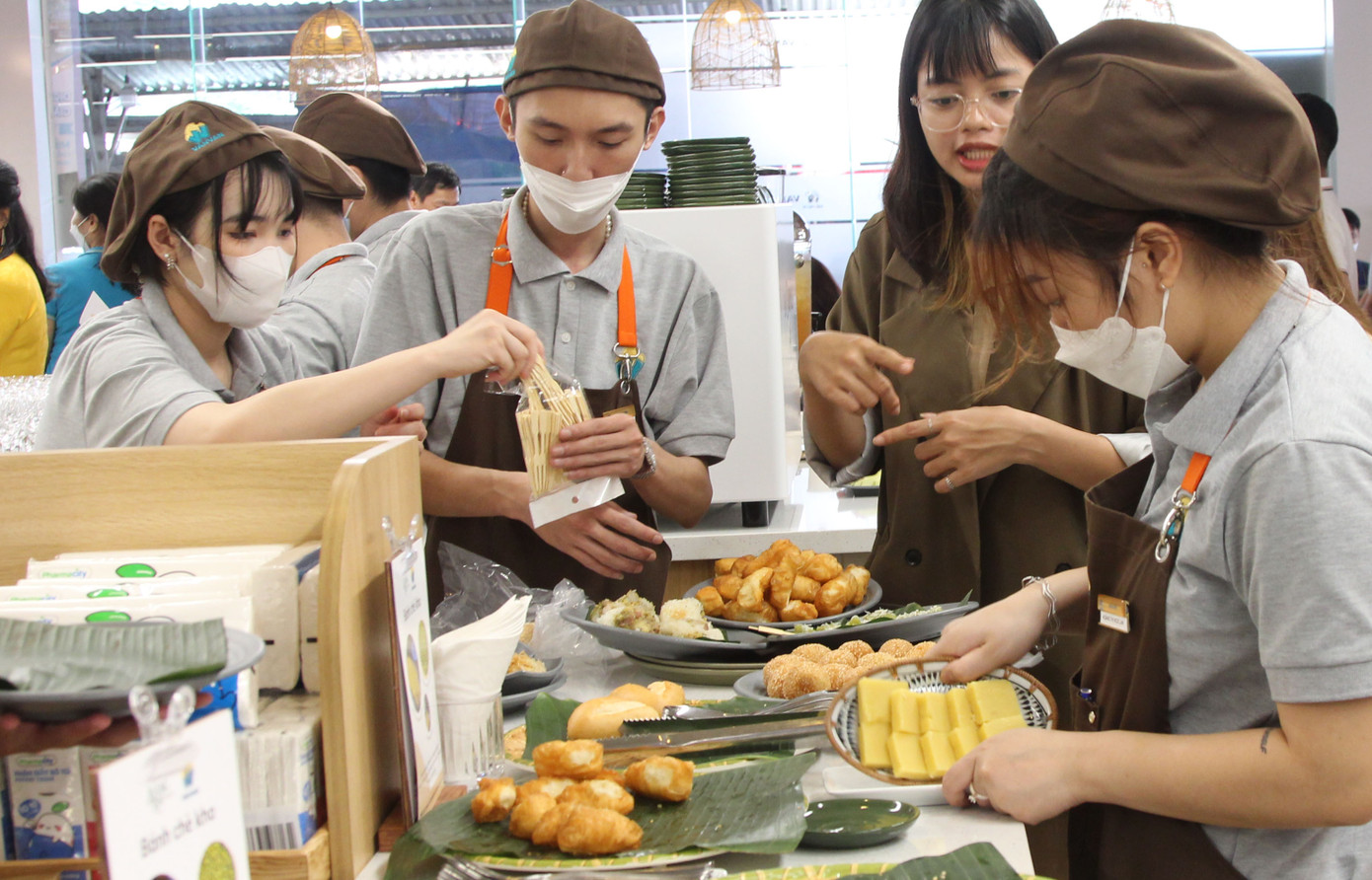 Nhân viên chuẩn bị đồ ăn phục vụ hành khách trong phòng Mỹ Đình station Lounge Vân Vân tại Bến xe Mỹ Đình Nhân viên chuẩn bị đồ ăn phục vụ hành khách trong phòng Mỹ Đình station Lounge Vân Vân tại Bến xe Mỹ Đình