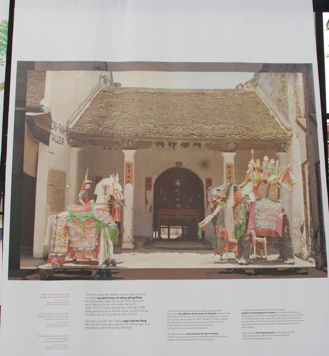 Đồ hàng mã được trưng bày trước ngôi đền trong khu phố cổ