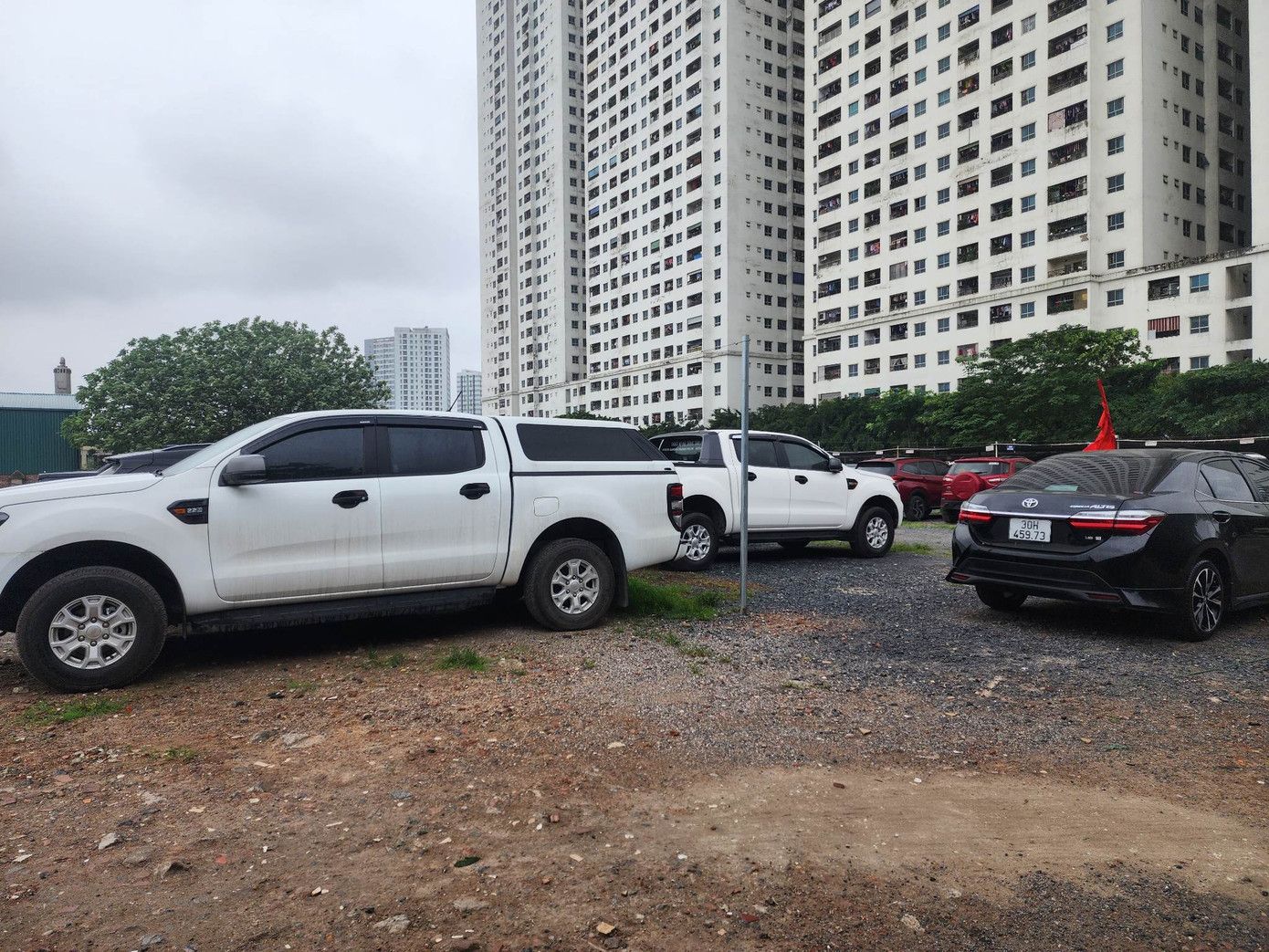 Do nhu cầu cao nên lúc nào bãi xe của ông Hán cũng kín chỗ.