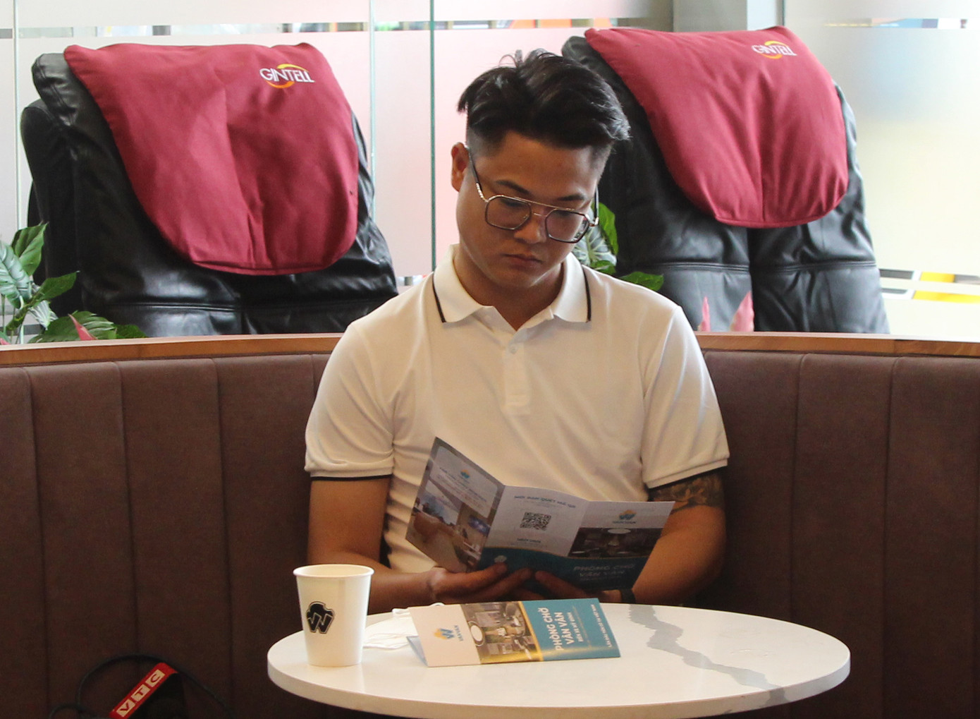 Hành khách nghỉ ngơi trong phòng chờ đến giờ xe xuất bến Hành khách nghỉ ngơi trong phòng chờ đến giờ xe xuất bến