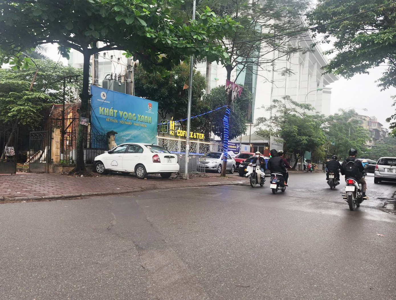 Ô tô đỗ trên vỉa hè phố Nguyên Hồng Ô tô đỗ trên vỉa hè phố Nguyên Hồng