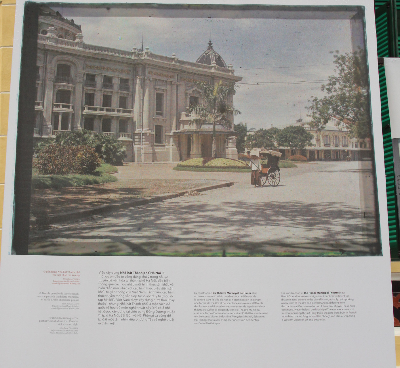 Bên hông Nhà hát lớn Hà Nội