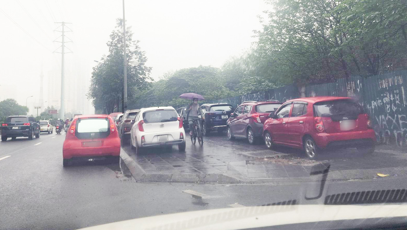 Thậm chí, có đoạn vỉa hè trên đường Tố Hữu ô tô đỗ làm 2 hàng và một hàng dưới lòng đường Thậm chí, có đoạn vỉa hè trên đường Tố Hữu ô tô đỗ làm 2 hàng và một hàng dưới lòng đường