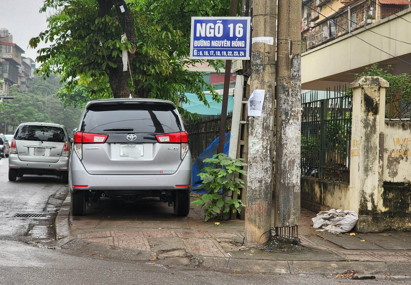 Vỉa hè trên phố Nguyên Hồng, đoạn trước Cục Thuế Hà Nội luôn có ô tô đỗ Vỉa hè trên phố Nguyên Hồng, đoạn trước Cục Thuế Hà Nội luôn có ô tô đỗ