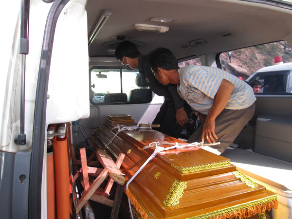 Thi thể của các nạn nhân lần lượt được đưa về quê an táng.. Ảnh: Minh Thùy Thi thể của các nạn nhân lần lượt được đưa về quê an táng.