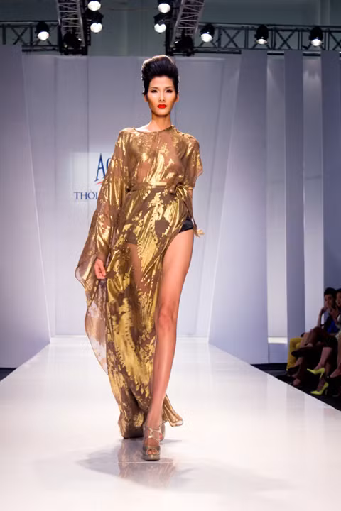 Quán quân VN's Next Top Model 2011 Hoàng Thùy quyến rũ trong mẫu váy xẻ cao của thương hiệu Valenciani