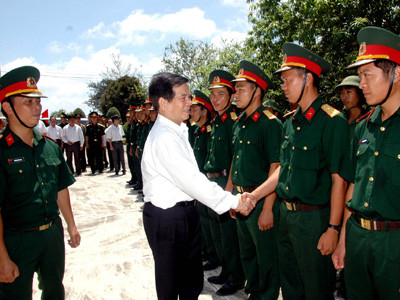 Chủ tịch nước Nguyễn Minh Triết thăm quân và dân huyện đảo Cô Tô, Quảng Ninh Ảnh: Đ.P