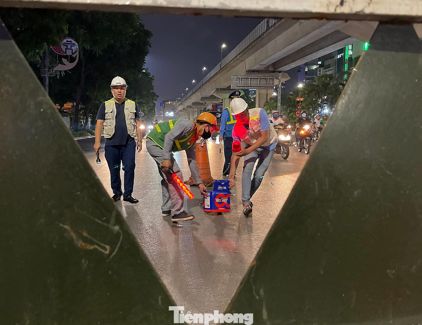 Các đơn vị thuộc Sở GTVT Hà Nội bắt đầu dựng dải phân cách, tổ chức phân làn phương tiện trên đường Nguyễn Trãi để phục vụ cho việc thí điểm từ ngày 6/8.