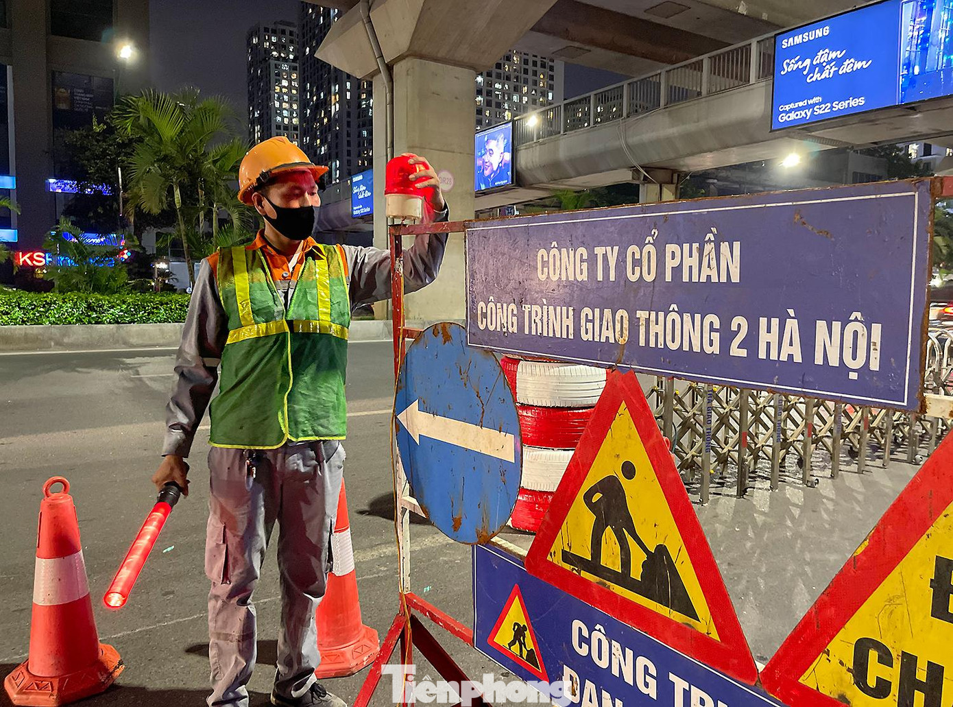 Vào 21g tối 5/8 công nhân công ty giao thông 2 Hà Nội bắt đầu lắp dải phân cách cứng trên đường Nguyễn Trãi