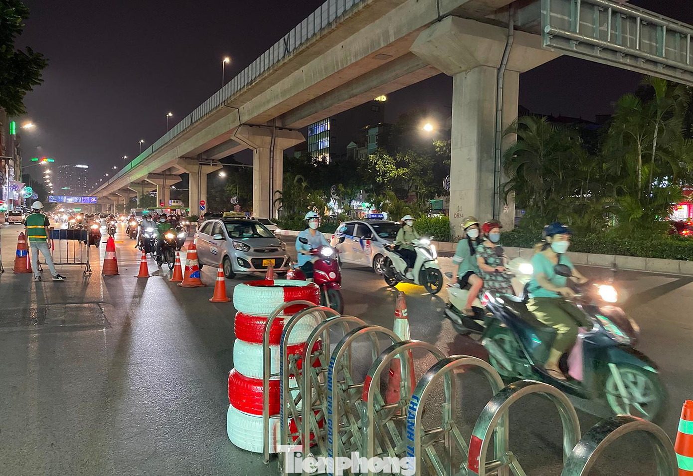 Xe ô tô được phép hoạt động tại 3 - 4 làn sát dải phân cách. Các làn phương tiện được phân cách bằng dải phân cách cứng (mũi tên phản quang, trụ chống va xô (bằng lốp), hàng rào di động...) kết hợp điều chỉnh hệ thống biển báo, sơn kẻ.