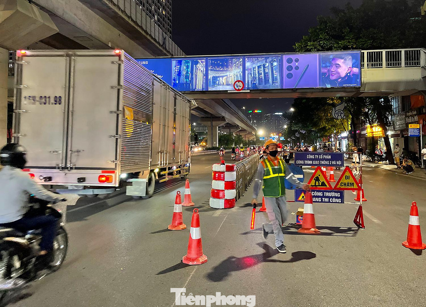 Đây là tuyến đường đầu tiên ở Hà Nội thực hiện thí điểm tách làn riêng cho xe buýt, xe máy. Sở GTVT TP Hà Nội giao Ban duy tu các công trình hạ tầng giao thông, tổ chức triển khai hoàn thiện hệ thống hạ tầng tổ chức giao thông (bổ sung biển báo, vạch sơn dẫn hướng, dải phân cách cứng, trụ va xô...)