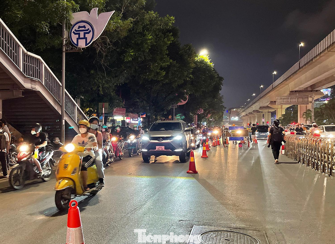 Từ 6h30 sáng ngày 6/8, lực lượng Cảnh sát giao thông phối hợp với Thanh tra Sở GTVT quận Thanh Xuân có mặt ở đường Nguyễn Trãi để điều tiết giao thông, hướng dẫn người dân di chuyển trên tuyến đường này trong ngày đầu bắt đầu thí điểm", Đại úy Lê Ngọc Thanh Đội trưởng đội Cảnh sát giao thông – trật tự, Công an quận Thanh Xuân cho biết.