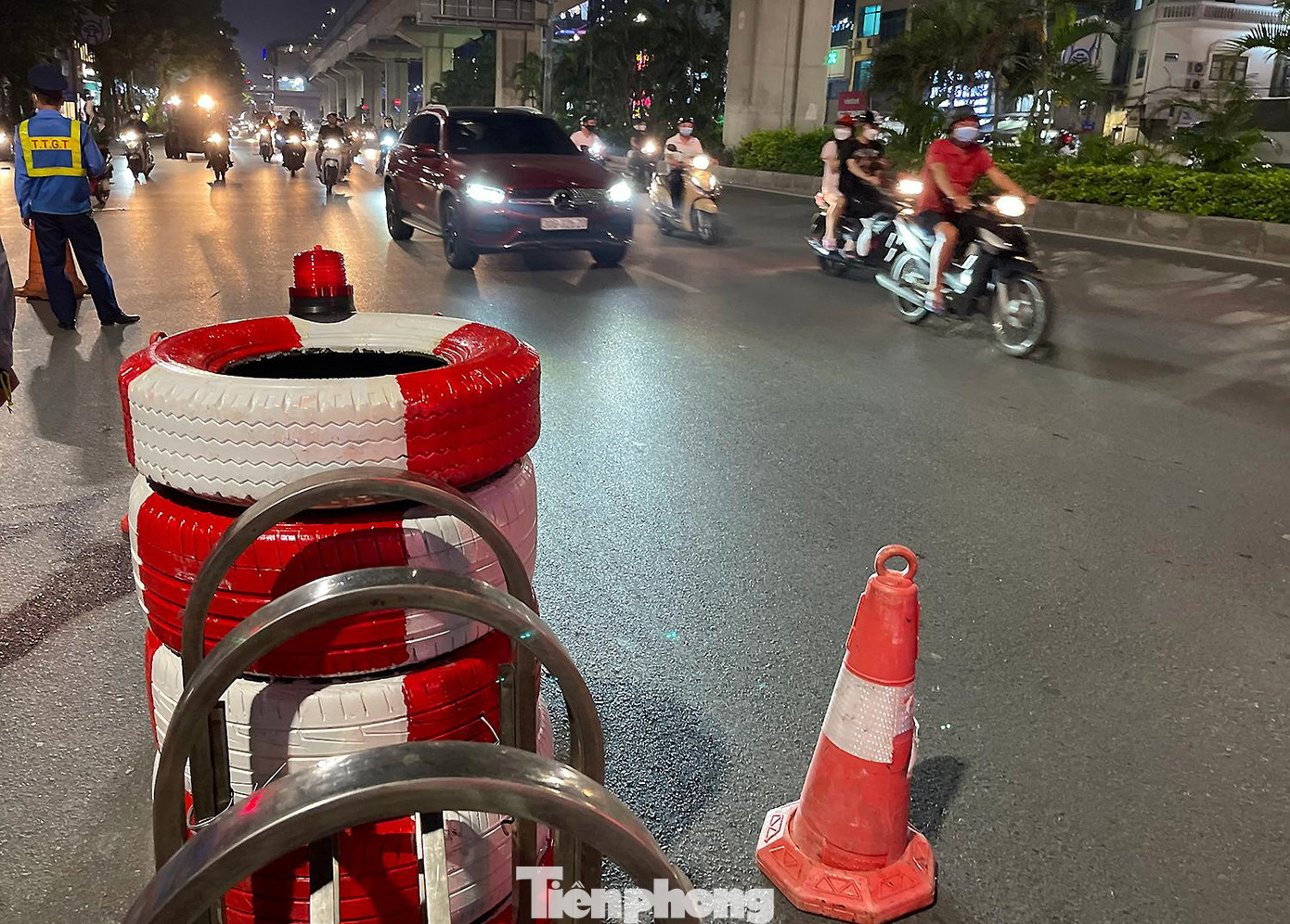 Anh Bình nhà ở tập thể nhà máy thuốc lá Thăng Long cho biết :"nếu phân làn dải phân cách cứng như thế này cũng sẽ tạo ra tình trạng tương đối trật tự hơn trước, giảm sự va chạm giữa xe máy và ô tô khi lưu thông đặc biệt khi lưu lượng ở đường Nguyễn Trãi là rất lớn”.