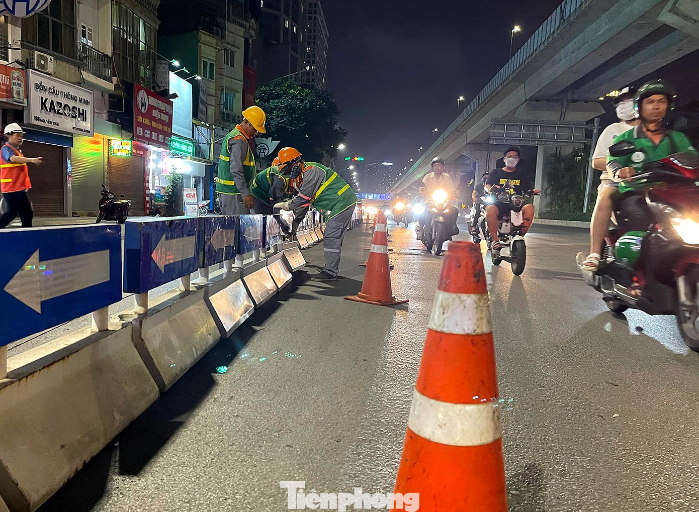 Các làn phương tiện được phân cách bằng dải phân cách cứng kết hợp điều chỉnh hệ thống biển báo, sơn kẻ.