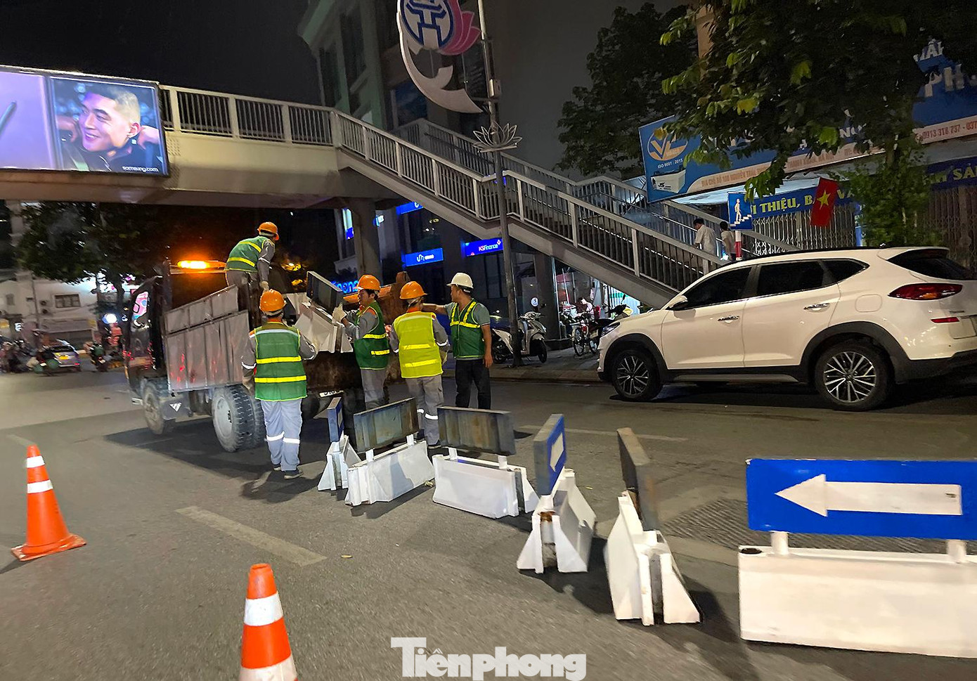 Công nhân đang gấp rút lắp dải phân cách cứng ngay trong tối ngày 5/8