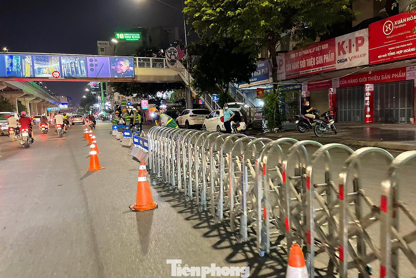 Tuy nhiên, vào giờ cao điểm, đây luôn là một trong những con đường ùn tắc nghiêm trọng nhất thủ đô do lưu lượng xe qua lại lớn. Nguyên nhân thứ hai do khi đến nút giao Ngã Tư Sở, làn đường thu hẹp, cộng với việc nhiều phương tiện chuyển hướng chồng chéo dẫn đến ùn tắc kéo dài.