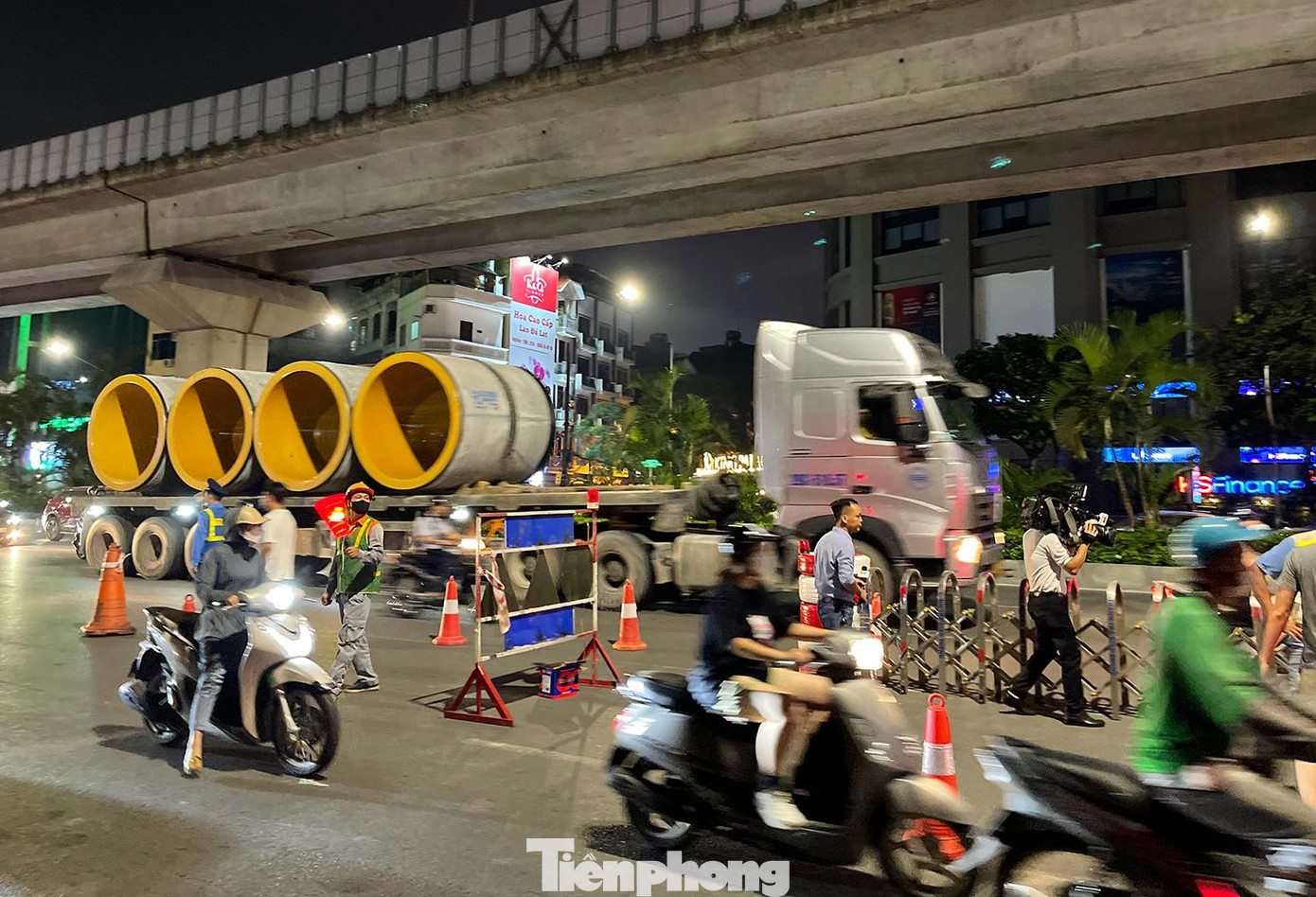 Đồng thời, theo dõi quá trình tổ chức giao thông để đánh giá kỹ các tồn tại, bất cập của phương án thí điểm và đề xuất điều chỉnh cho phù hợp.