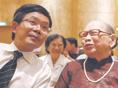 Bà Liên, vợ cố bí thư Kim Ngọc và nhà báo Trần Đăng Tuấn trong buổi ra mắt phim Bí thư tỉnh ủy. Ảnh: Nguyễn Đình Toán